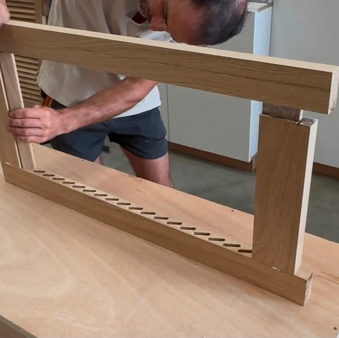 Montage artisanal d'une structure en bois massif dans l'atelier